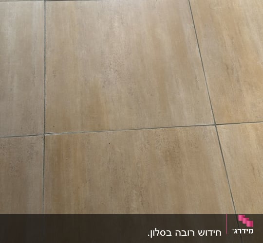 רצפת אריחים חומים מותקנים בצורה מקצועית